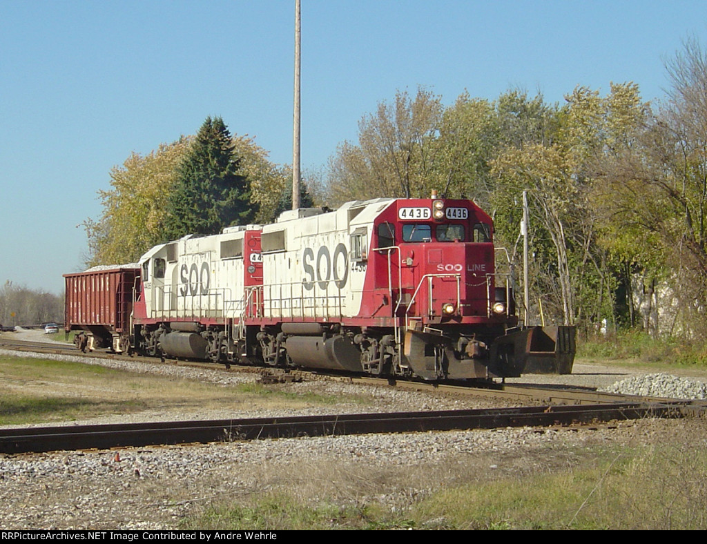 SOO 4436 & 4435 approach the diamond with one ballast load